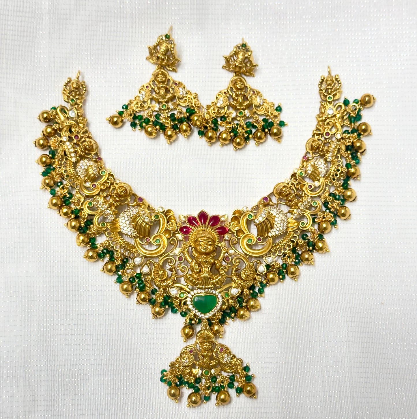 Premium necklace with green hangings