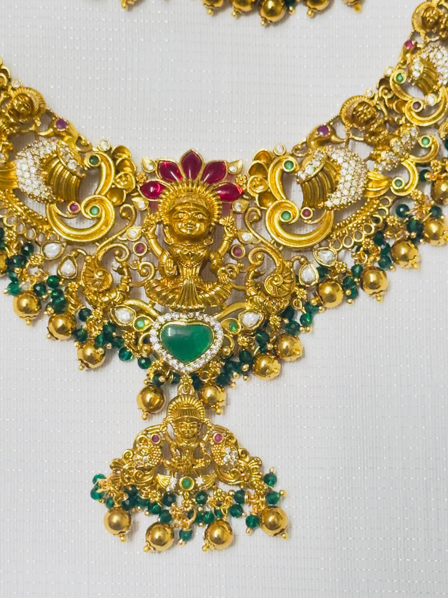 Premium necklace with green hangings