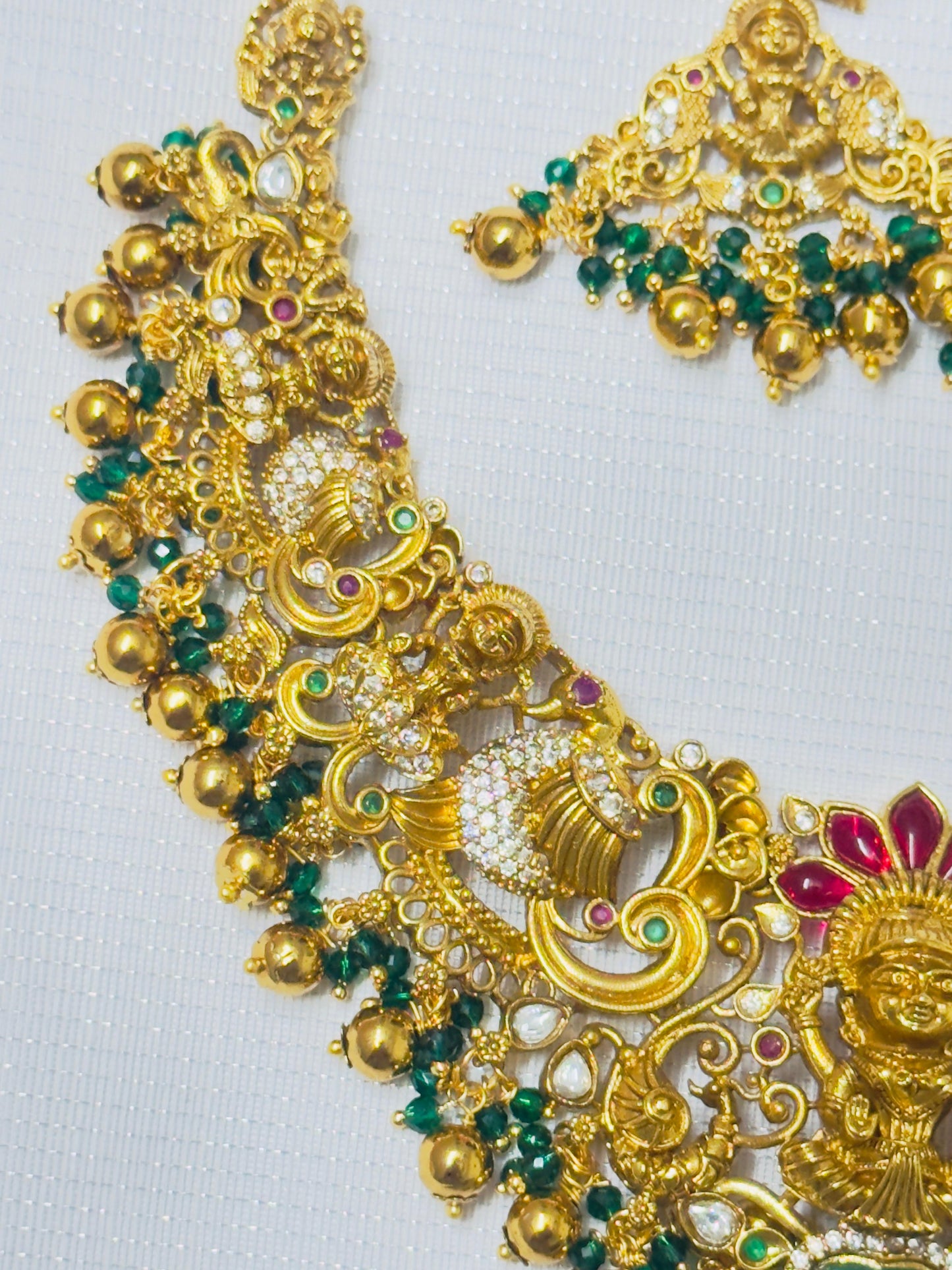 Premium necklace with green hangings